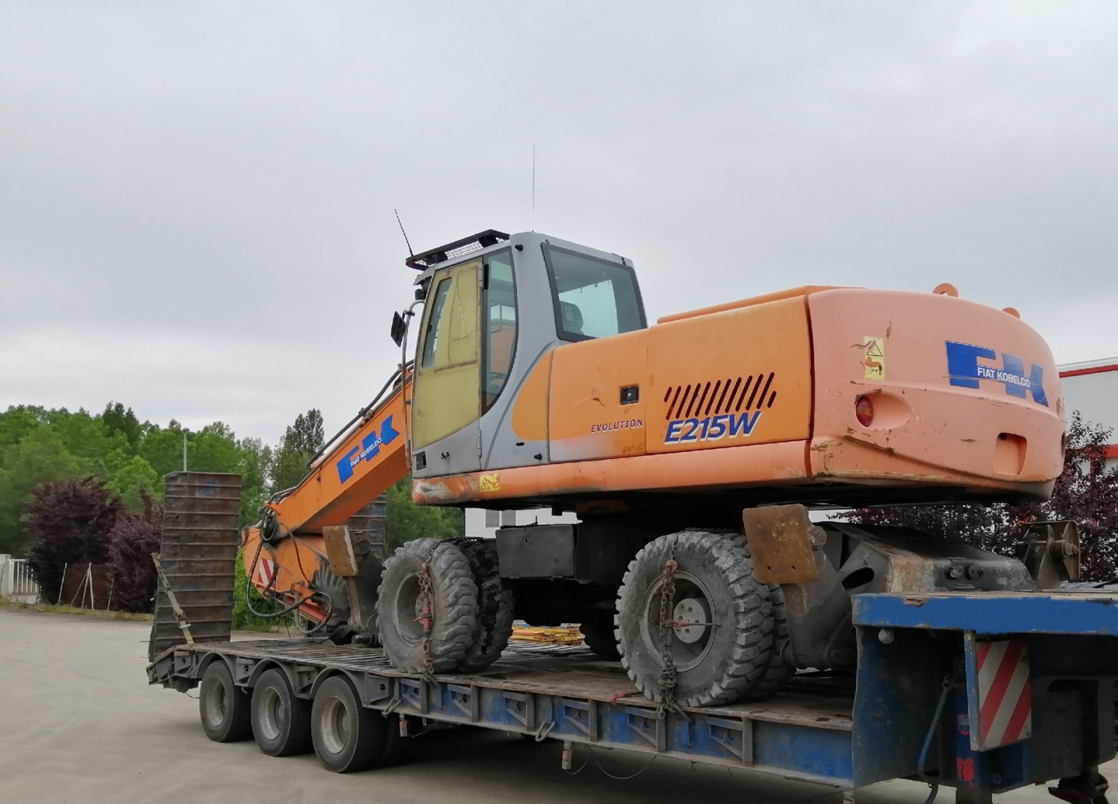 EXCABADORA DE RUEDAS E215W
