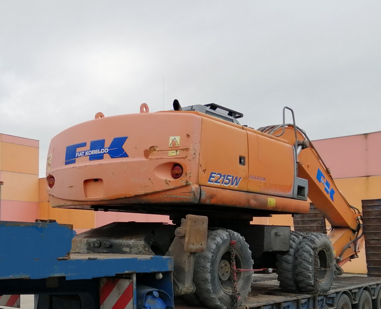 EXCABADORA DE RUEDAS E215W