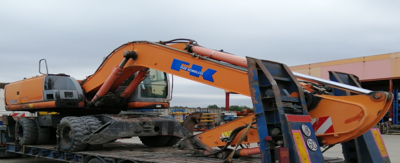 EXCABADORA DE RUEDAS E215W